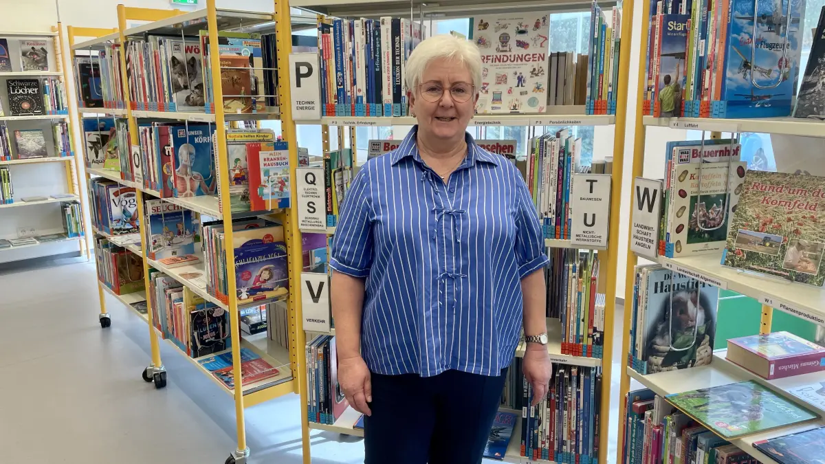 Bibliotheksleiterin Gabriele Karla in der beliebten Kinderbuchabteilung der Bernauer Bibliothek