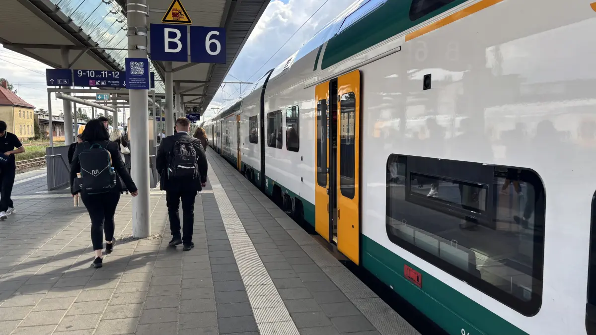 RE1-Pendler sind oft unzufrieden mit Ausfällen und Verspätungen - aber für die Zugbegleiterinnen und Zugbegleiter haben sie meistens nur Lob übrig.