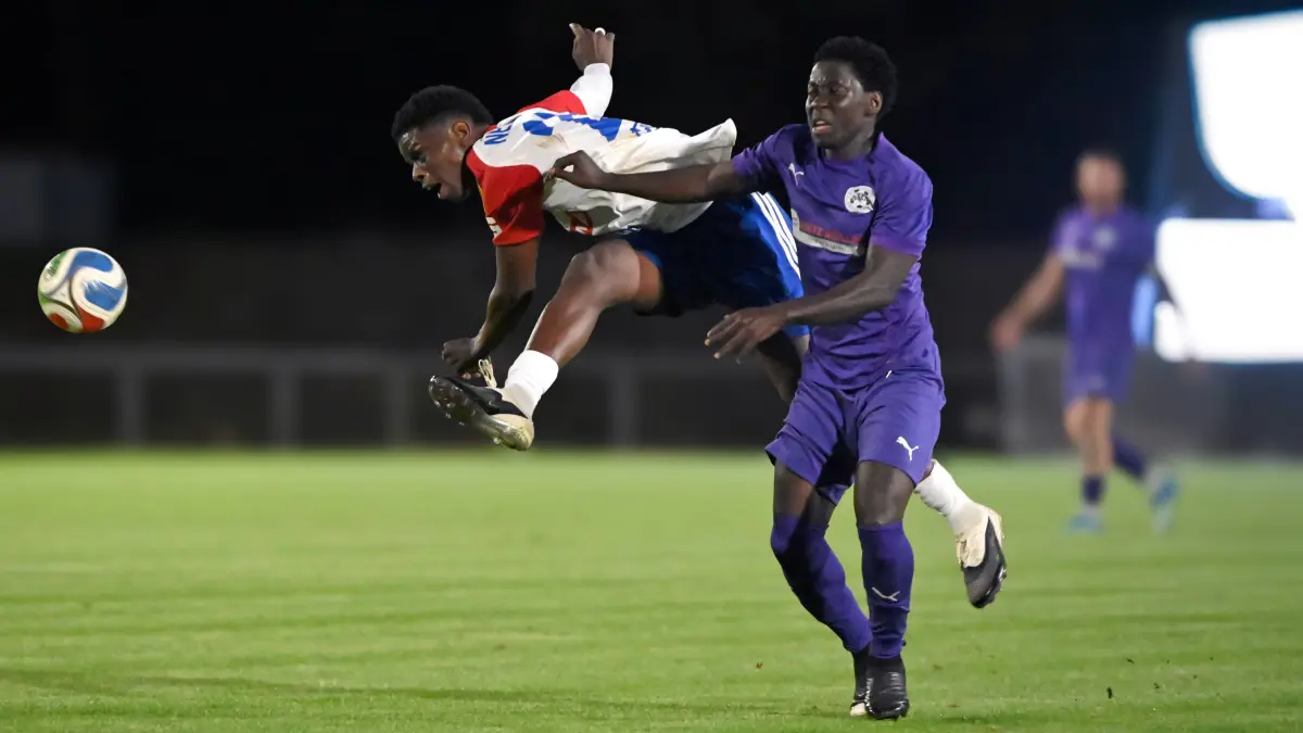 Fussball : Neuruppin, Fussball Brandenburgliga MSV Neuruppin - SV Altlüdersdorf, Filipe da Silva Felix vor Muhammed Lamin Conteh r.
FOTO BENK 16.09.2026