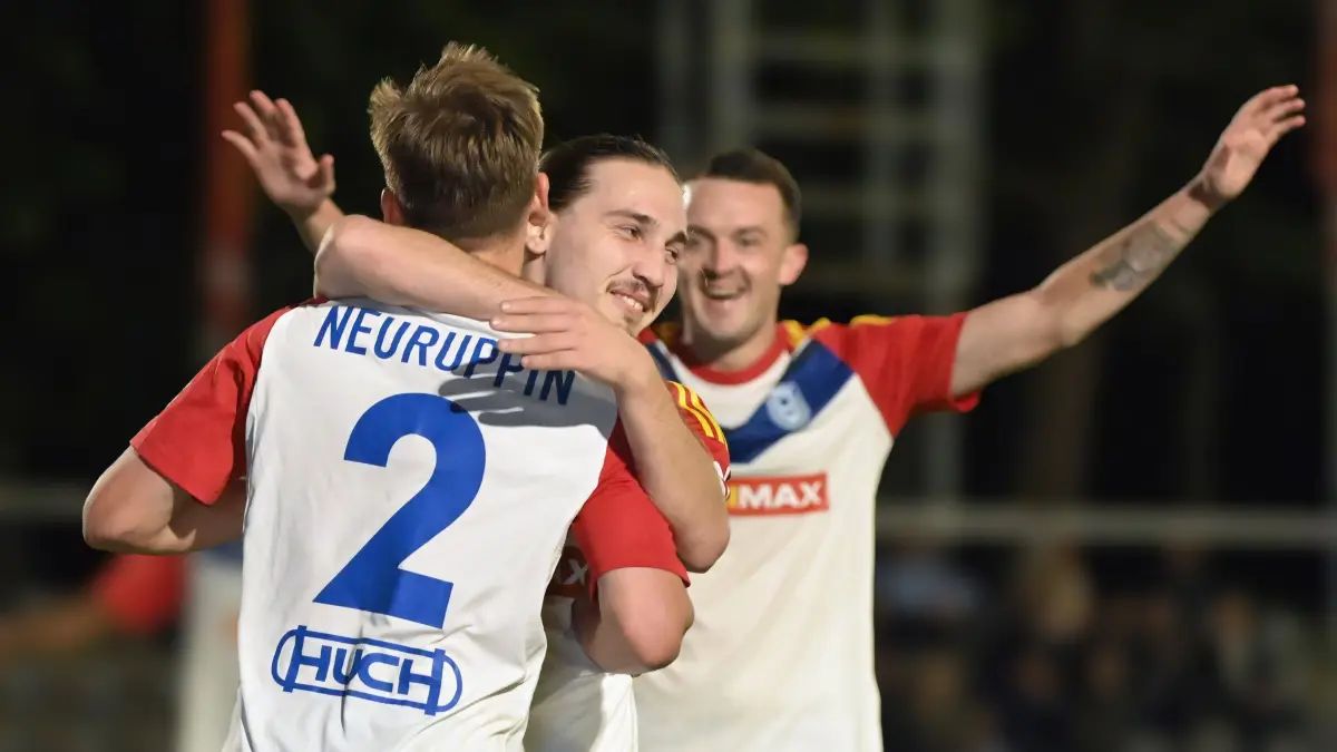 Fussball : Neuruppin, Fussball Brandenburgliga MSV Neuruppin - SV Altlüdersdorf, Vadim Solohub umarmt Torschütze Andrii Zaporoshchenko
FOTO BENK 16.09.2026