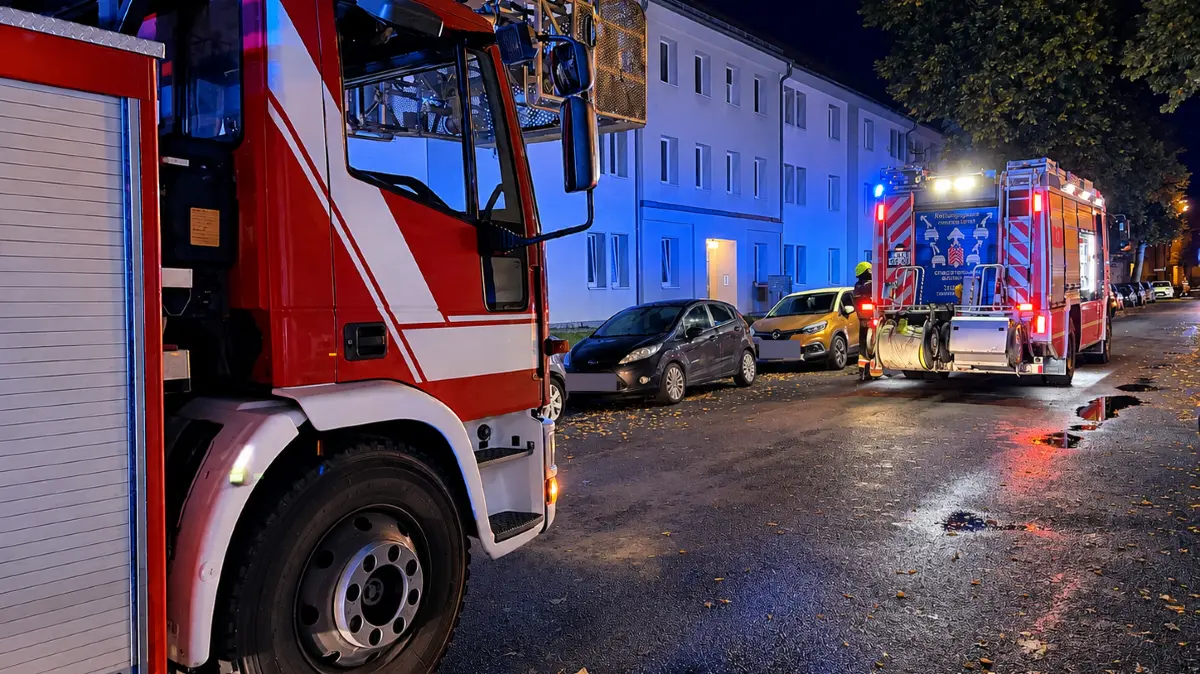 Mehrere Fahrzeuge der Feuerwehr Fürstenwalde beim Brand an der Wriezener Straße. Eine Frau wurde in Sicherheit gebracht.