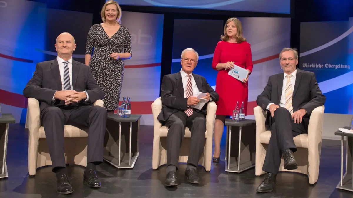 (ohne Überschrift): Frankfurt (Oder), 01.09.2015- Kleistforum - Moz Talk
v.l.n.r. Ministerpraesident Dietmar Woydke, rbb-Moderatorin Tatjana Jury, Ex- Ministerpraesident
Manfred Wolke, MOZ-Moderatorin Claudia Seiring und Ex-Ministerpraesident Matthias Platzeck.