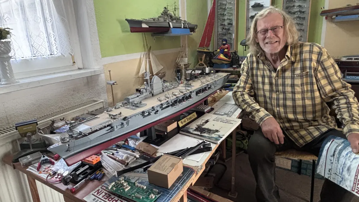 Geschafft: Friedhelm Hönicke (77), Modellbauer aus Schiffmühle bei Bad Freienwalde, mit dem fast fertigen Schiffsmodell der "Graf Zeppelin". Was noch fehlt.
