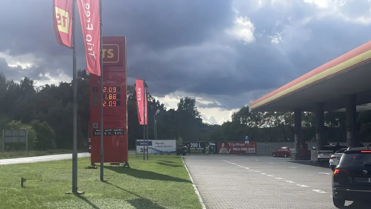 Dramatischer Himmel an der Tankstelle. Auch in Schwedt haben die Benzin-und Dieselpreise ein historisches Niveau erreicht, etwas besser sieht es im wenige Kilometer entfernten Krajnik Dolny auf der polnischen Seite der Grenze aus.