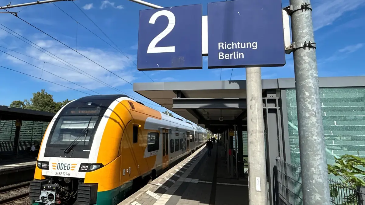 Ausfall: Ein RE1 der Odeg am Bahnhof Erkner auf dem Weg nach Berlin