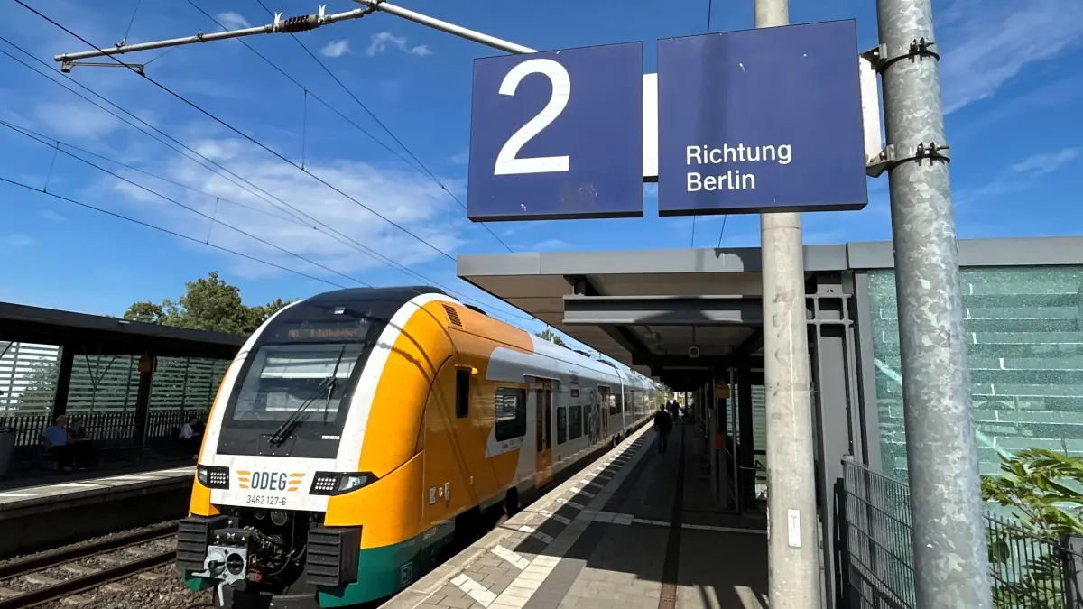 Ausfall: Ein RE1 der Odeg am Bahnhof Erkner auf dem Weg nach Berlin
