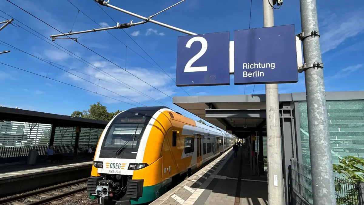 Ausfall: Ein RE1 der Odeg am Bahnhof Erkner auf dem Weg nach Berlin