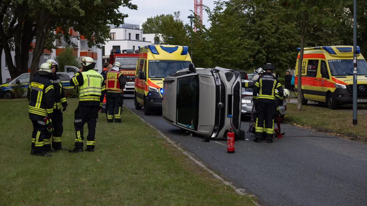 Unfall in Königs Wusterhausen: Ein Pkw liegt an der Unfallstelle auf der Seite. Mehrere Rettungskräfte waren im Einsatz. Was ist mit den Insassen des Wagens?