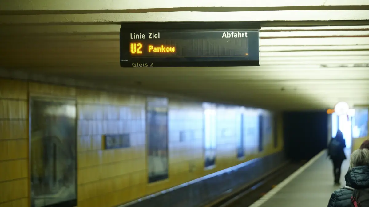 Nach einem Brand in Berlin ist unter anderem der Betrieb auf der Linie 2 unterbrochen.