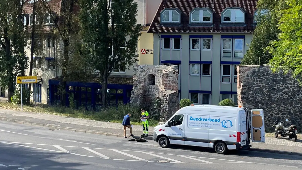 Mitarbeiter des Wasserzweckverbandes Fürstenwalde untersuchen den direkt neben dem Niederlagetor befindlichen Schacht. Er soll im Rahmen der Baumaßnahme uín der Eisenbahnstraße saniert werden.