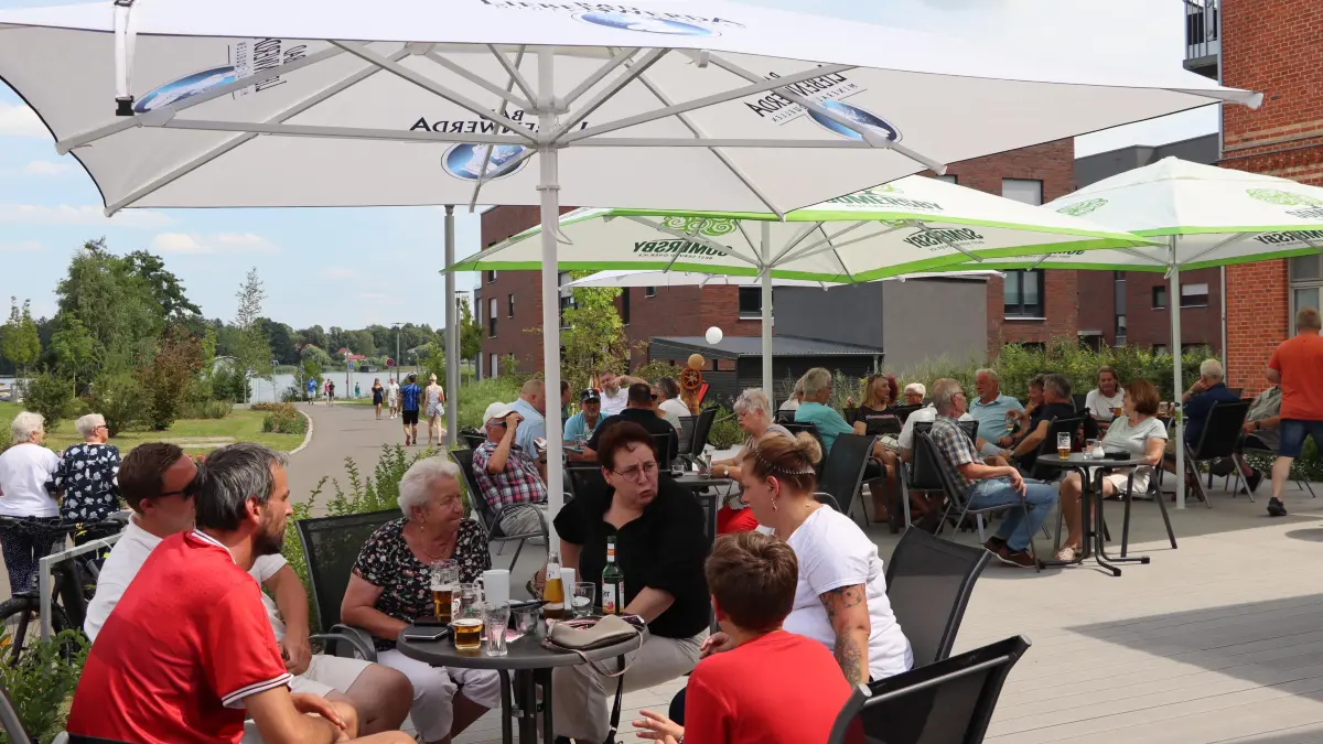 Die Terrasse im Sommer 2025 noch ohne Glaskuppel.