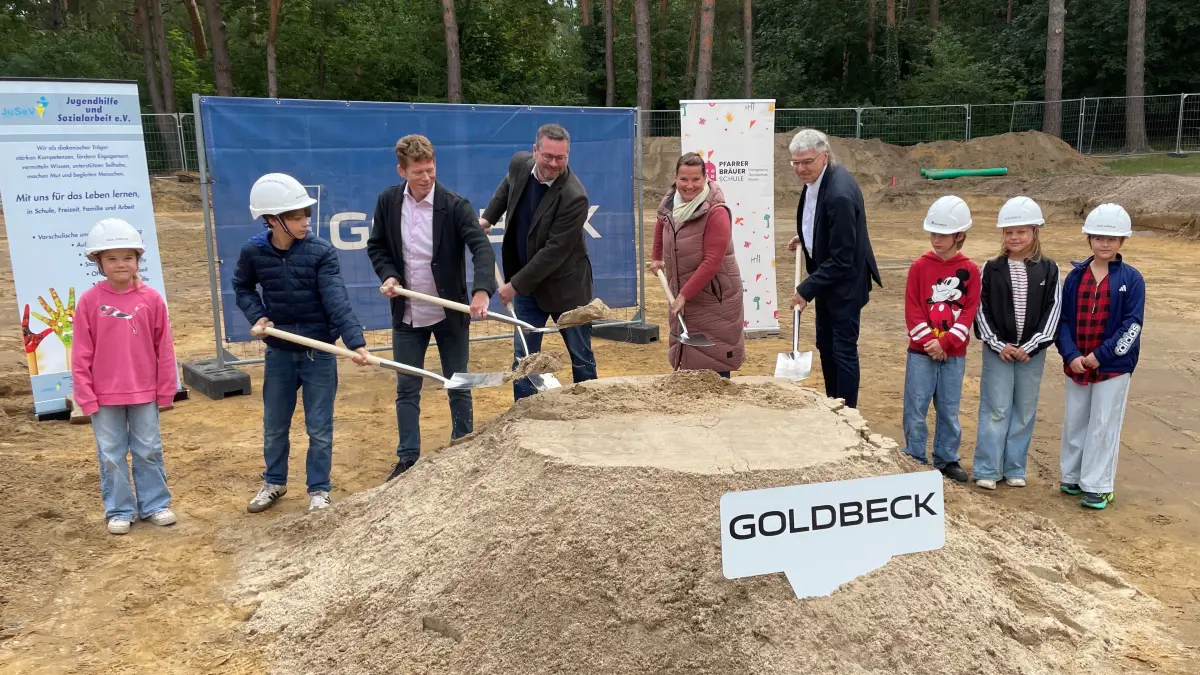 Greta, Jonas, Frank Würdisch (kaufm. Vorstand), Christoph Ritter (päd. Vorstand), Mandy Garnitz (Bereichsleiterin Schule und Horte), Holger Schöfisch (Niederlassungsleiter Goldbeck), Gustav, Friederike, Ida beim ersten spatenstich für den schulneubau in Rauen.