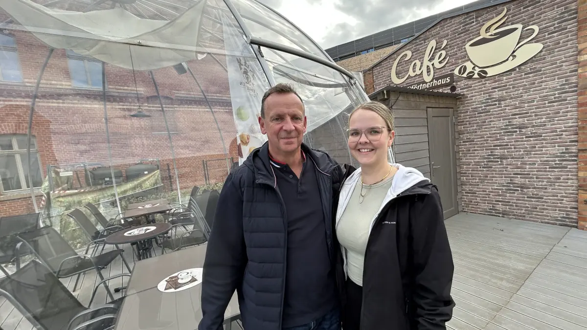 Markus Fetter und seine Tochter Lisa-Marie betreiben als Hobbygastronomen seit 2025 das Café "Zum Pförtnerhaus" in Neuruppin. Was bei Gästen besonders gut ankommt, was eine Glaskuppel damit zu tun hat und warum das Lokal bei der Kneipennacht mitmacht.
