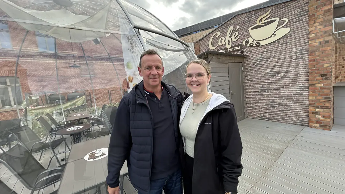 Markus Fetter und seine Tochter Lisa-Marie betreiben als Hobbygastronomen seit 2025 das Café "Zum Pförtnerhaus" in Neuruppin. Was bei Gästen besonders gut ankommt, was eine Glaskuppel damit zu tun hat und warum das Lokal bei der Kneipennacht mitmacht.