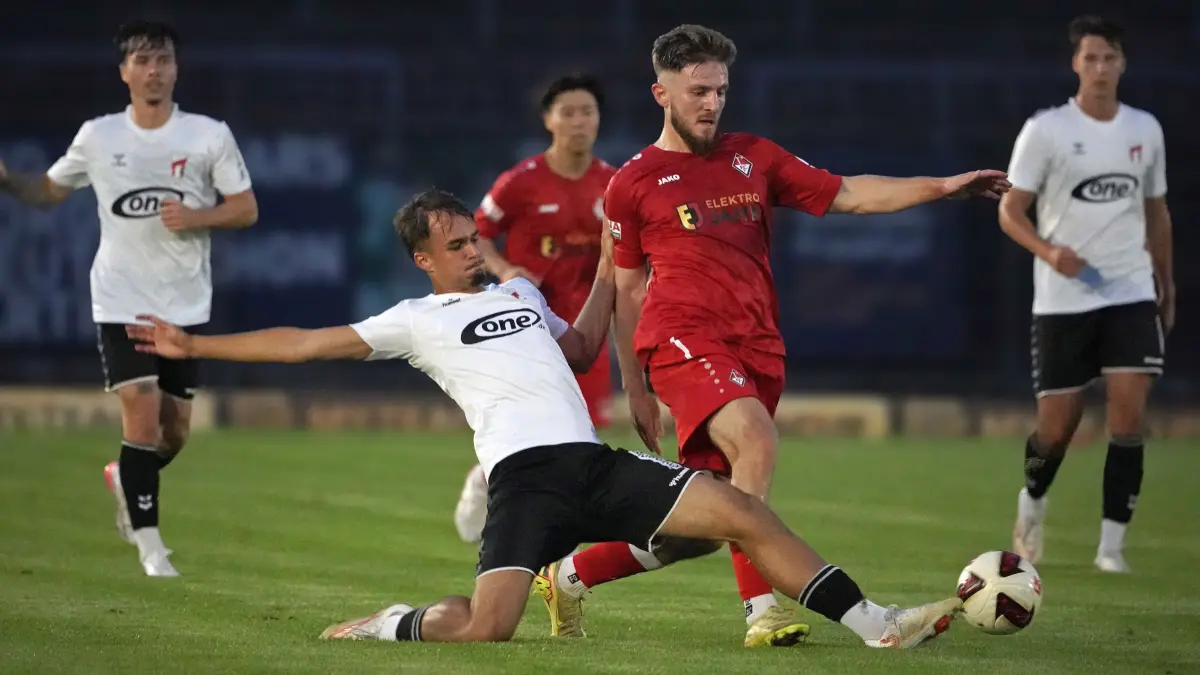 Fussball : Frankfurt an der Oder, Fussball NOFV Oberliga-Süd Punktspiel, 1. FC Frankfurt - ZFC Meuselwitz, Ceyhan Güleryüz vor Franz Born v. unten
FOTO BENK 18.09.2026