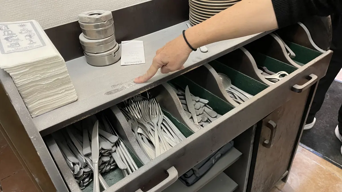 Wenn ein Pulver-Feuerlöscher in Innenräumen ausgelöst wird, verteilt sich der feine Staub überall. Nach dem Einbruch im Beeskower Restaurant Kreta muss nun alles gereinigt werden.