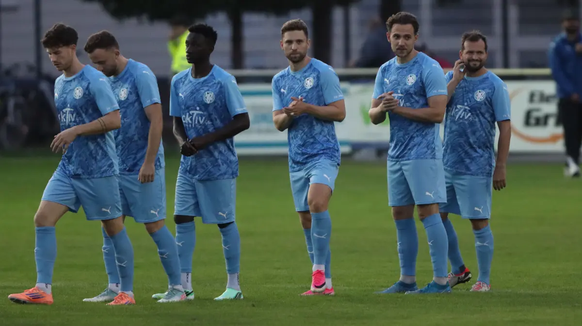 Sechs aus der Startelf, die außergewöhnliches Format für die Brandenbiurgliga besitzen: Jonas Arnold, Marvin Kleihs, Alieu Fatty, Christian Flath, Dennis Rothenstein und Daniel Becker (von links).