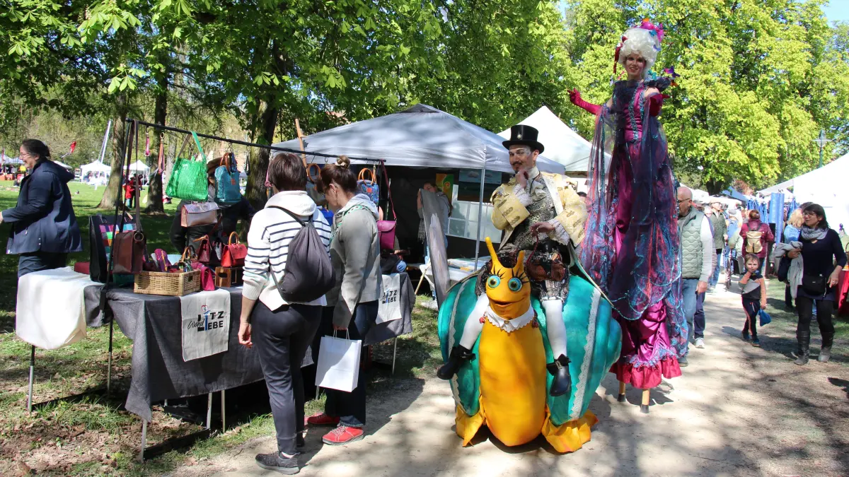 Impressionen vom Markt im April 2026 mit Walcing Acts: Im Stadtpark Pulverturm lädt der Kunst- und Handwerkermarkt am 27. September zu rund 130 Ausstellern, Mitmachideen und Musik ein.