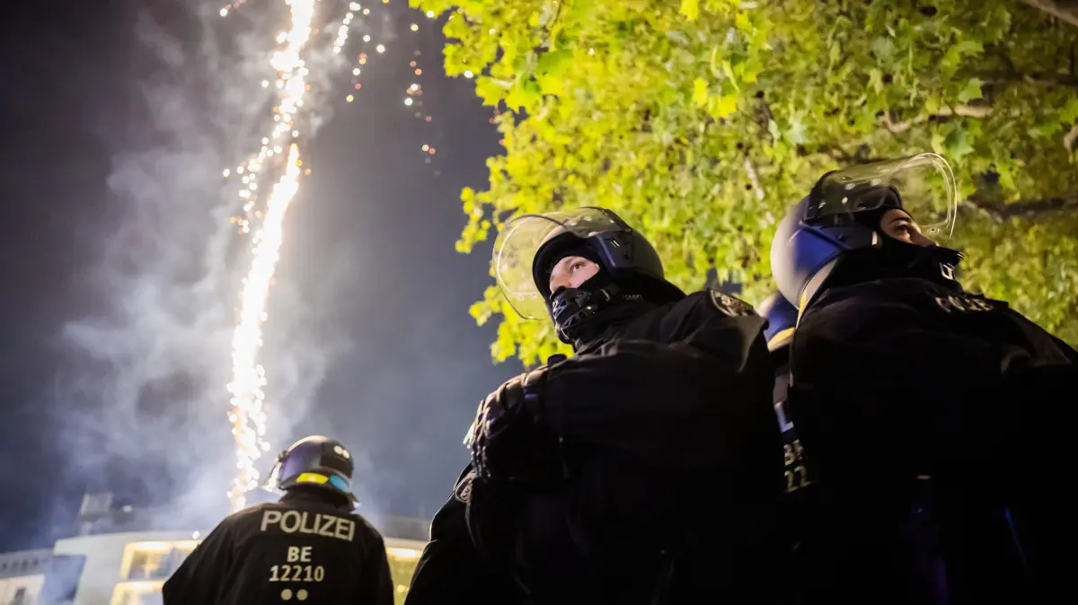 Die Polizei in Berlin hat viele Aufgaben. Nach der Berlin-Wahl wird sich zeigen, wie die neue Regierung die Behörden künftig ausstatten will. (Archovbild)