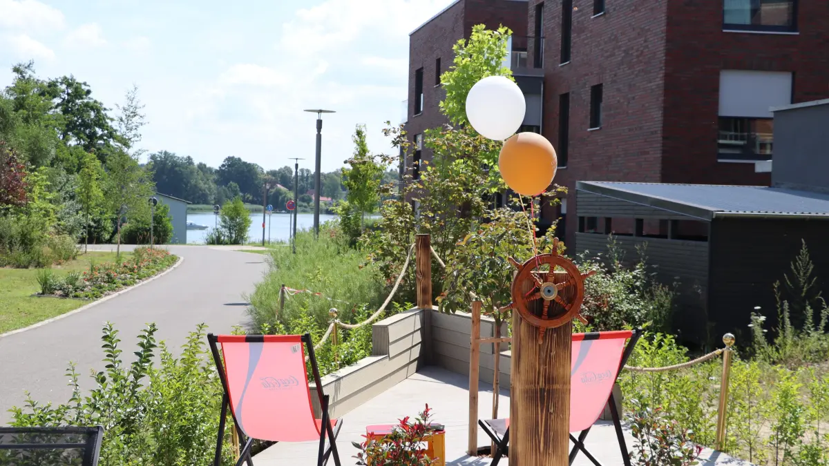 Die Terrasse ist wie ein Boot gestaltet. Besonders Kinder gehen gern ans Steuerrad.