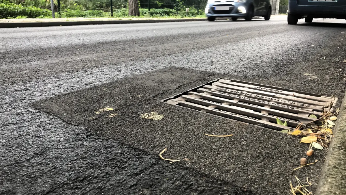 Müllrose. Mixdorfer Straße L435. Nach dem Aufbringen einer neuen dünnen Asphaltdeckschicht sind die Gullys und Kanaldeckel angehoben worden. Die Fahrbahn ist wieder eben. 17.09.2026 Foto: Frank Groneberg