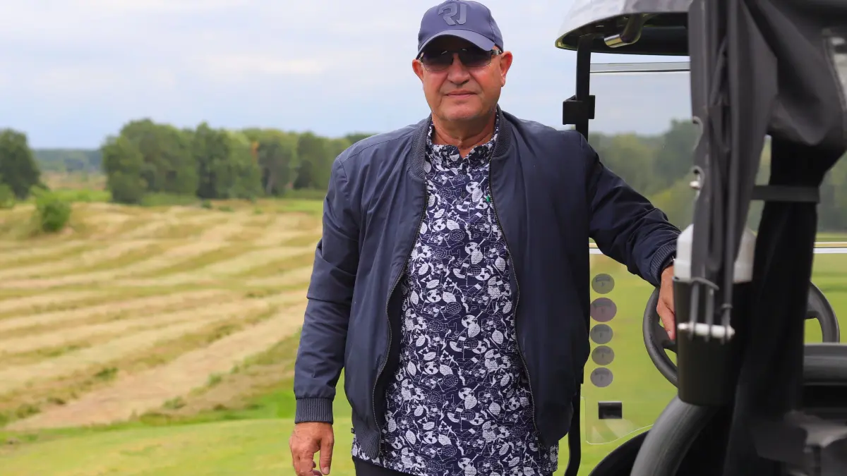 Frank Bellach auf einem der drei Golfplätze in Bad Saarow. Die Fläche wurde nach den Plänen von Sir Nick Faldo gestaltet. Sind die Sportflächen am Scharmützelsee auch olympiatauglich?