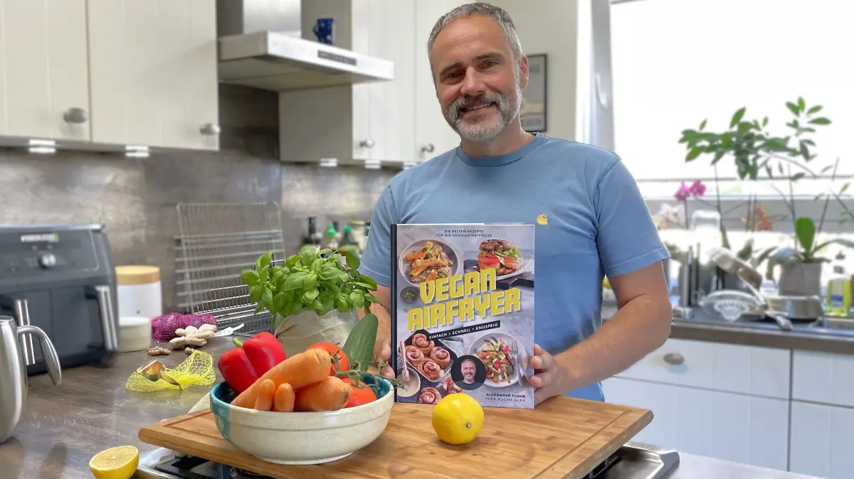 Youtube-Koch Alexander Flohr am 26.08.2026 in Eggersdorf mit seinem achten Kochbuch Vegan Airfryer