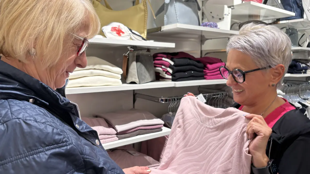 Corinna Dräger (r.) von der No1 Modeboutique in Eberswalde zeigt Stammkundin Marianne Schulz ein Oberteil. Dräger belebt das Geschäft mit Modeschauen und Events und hat noch viel weitreichendere Pläne.