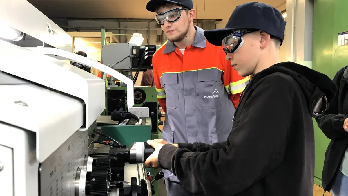 Eisenhüttenstadt. Nacht der Ausbildung bei ArcelorMittal, Berufsbildungszentrum. Im Bild: Ben Blank (15) aus Frankfurt (Oder) fertigt an der Drehmaschine einen Einkaufschip, angeleitet von Rick Tischer, Dualer Student im 2. Ausbildungsjahr. 18.09.2026 Foto: Frank Groneberg