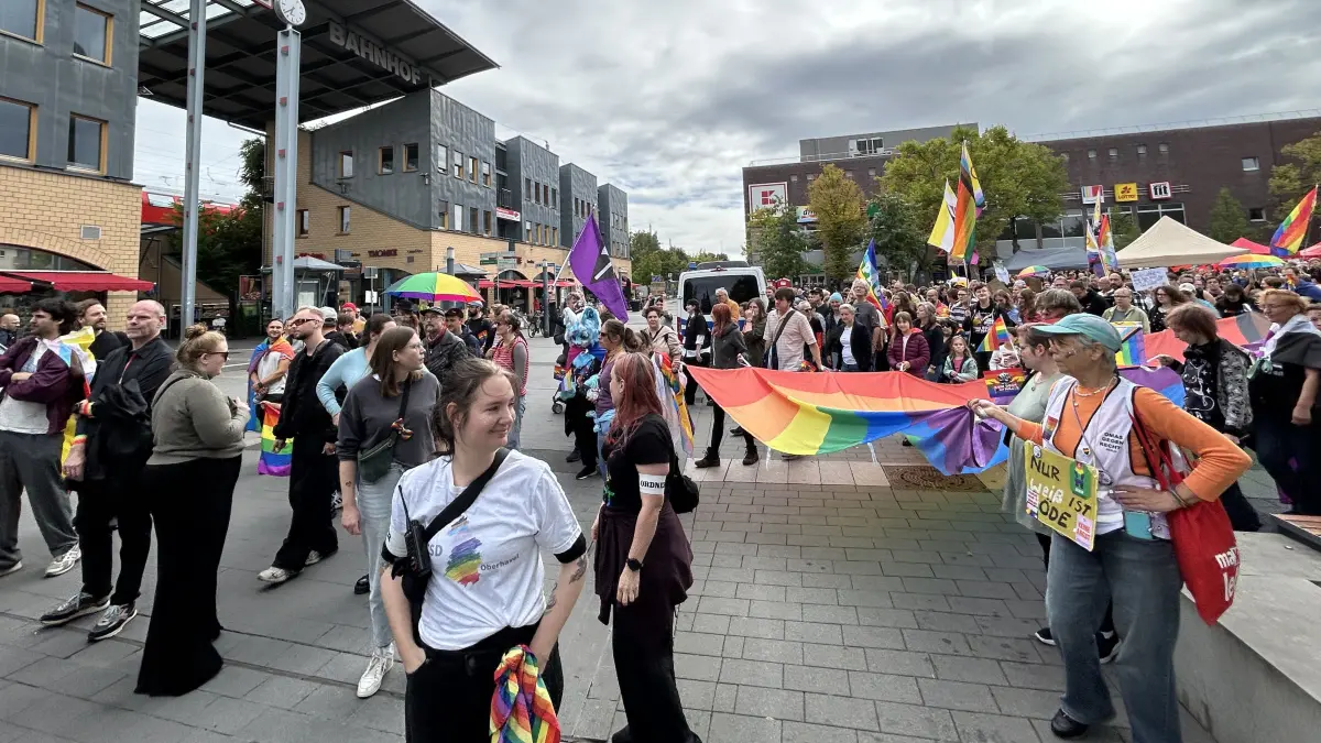 Der CSD Oberhavel fand 2026 erstmals in Hennigsdorf statt. Hunderte Teilnehmer zogen mit Regenbogenflaggen durch die Stadt. Es gab aber auch eine Gegendemo von Rechts.