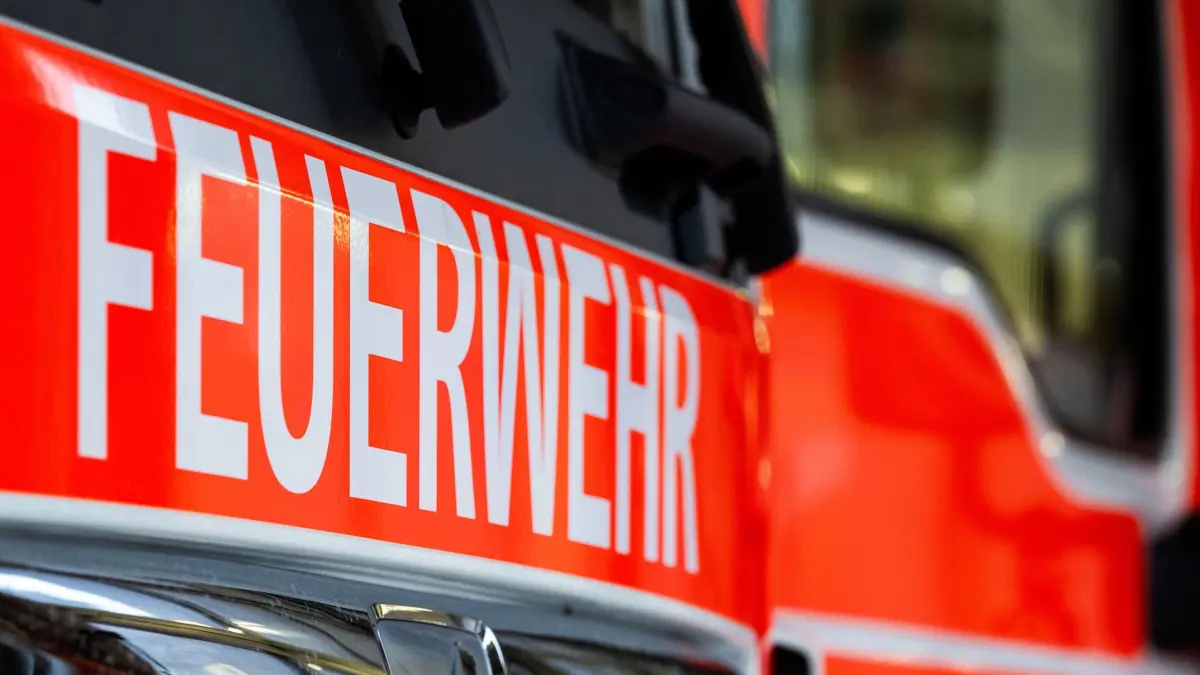 Zwei Fahrzeugbrände: Ein Einsatzfahrzeug mit der Aufschrift «Feuerwehr». (Symbolbild) (zu dpa: «Zwei Einsätze wegen Fahrzeugbränden in Berlin»)