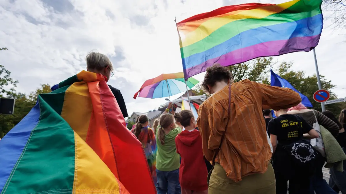 Christopher Street Day (CSD) in Brandenburg: 19.09.2026, Brandenburg, Henningsdorf: Teilnehmer der Christopher Street Day (CSD) Veranstaltung tragen Schirme in Regenbogenfarben sowie Regenbogenfahnen um für Vielfalt, Menschenrechte und den Schutz von Minderheiten zu demonstrieren. Foto: Carsten Koall/dpa +++ dpa-Bildfunk +++