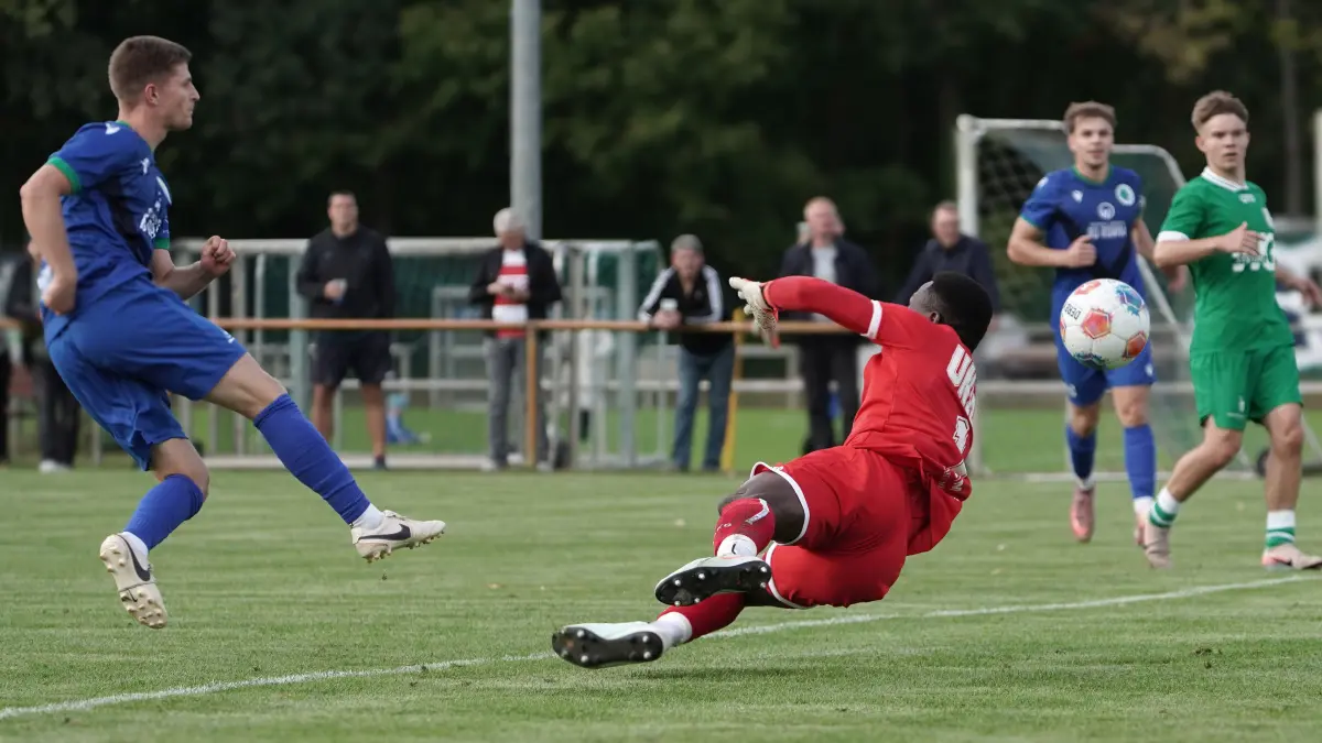 Fussball : Schöneiche, Fussball Brandenburgliga, Germania Schöneiche - Union Fürstenwalde, Moritz Borchrdt mit einem Golden Goal überwindet er Keeper Makafui Kojo Ahiaklo-Kuz
FOTO BENK 19.09.2026