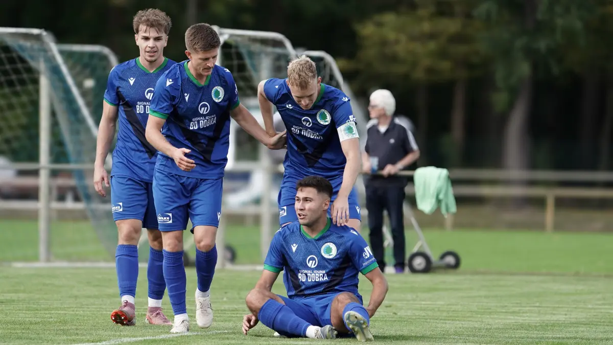 Fussball : Schöneiche, Fussball Brandenburgliga, Germania Schöneiche - Union Fürstenwalde, nach dem einzigen Tor die Germanen v.l. Richard Bergamm, Torschütze Moritz Borchardt, Pierre Vogt und Deniz Citlak am Boden
FOTO BENK 19.09.2026