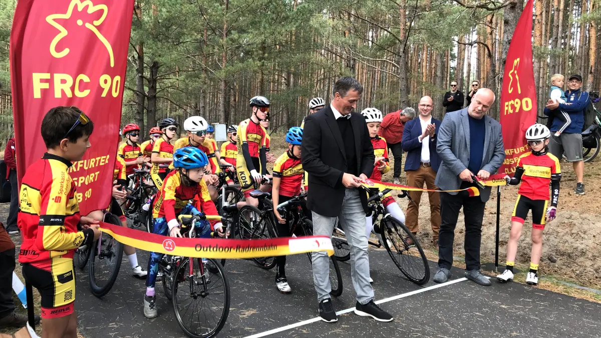 Groß Lindow. Eröffnung sanierte Radrennbahn Outdoor-Radrennbahn des Sportzentrums der Stadt Frankfurt (Oder) im Wald bei Groß Lindow am 19.09.2026. Im Bild: Tino Buchholz, Leiter Eigenbetrieb Sportzentrum, und René Weiner, Bürgermeister Groß Lindow, schneiden das Band durch. 19.09.2026 Foto: Frank Groneberg