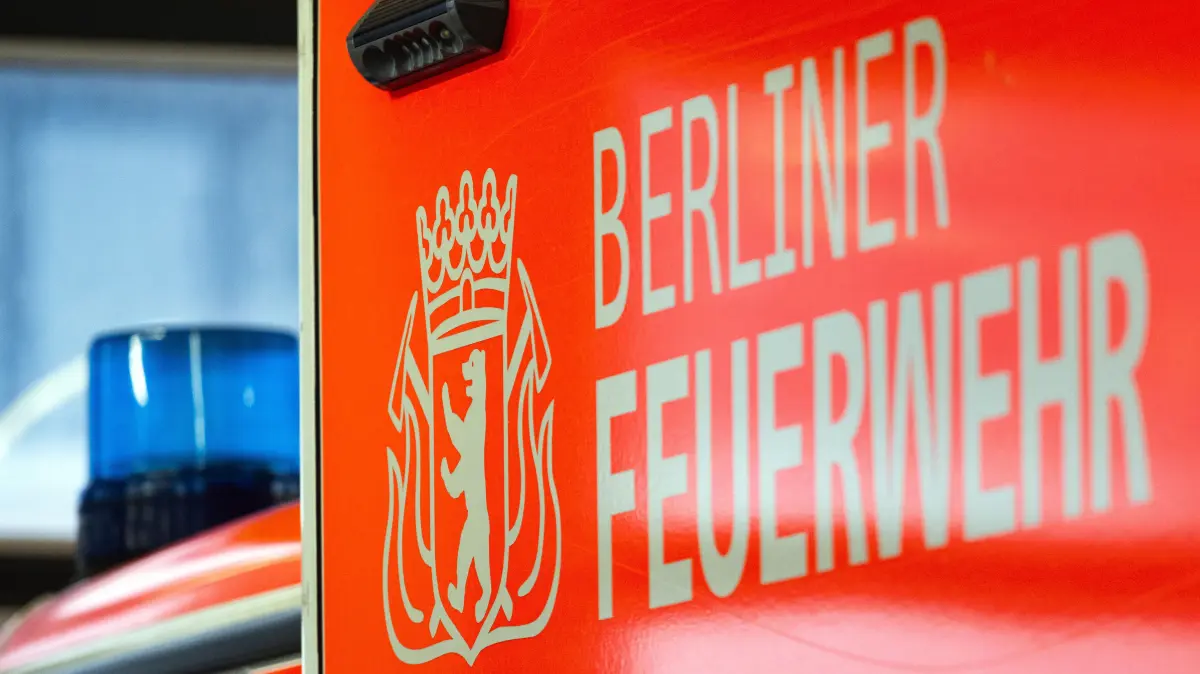 Bei einem Brand in einer Pflegeeinrichtung in Berlin-Kreuzberg ist ein Mensch gestorben, 25 Bewohner wurden verletzt.