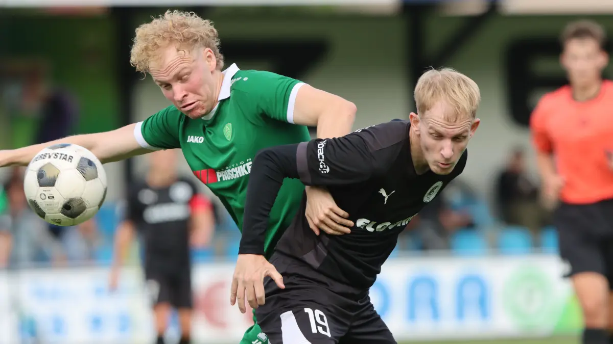 Brandenburgliga, 3. Spieltag, TuS Sachsenhausen gegen Grün-Weiss Ahrensfelde 1:4 (0:2), Leandrp Rodriguez-Weber gegen Jan-Paul Platte (rechts)