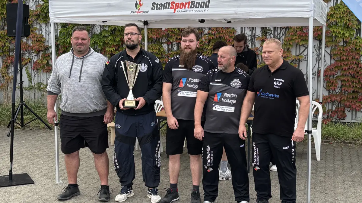 Das Team des SV Armwrestling Frankfurt (Oder) gewann das 24. Erdgasbus-Ziehen auf dem Betriebshof der Stadtverkehrsgesellschaft Frankfurt (Oder) (SVF). Im nächsten gilt es den Wanderpokal zu verteidigen.