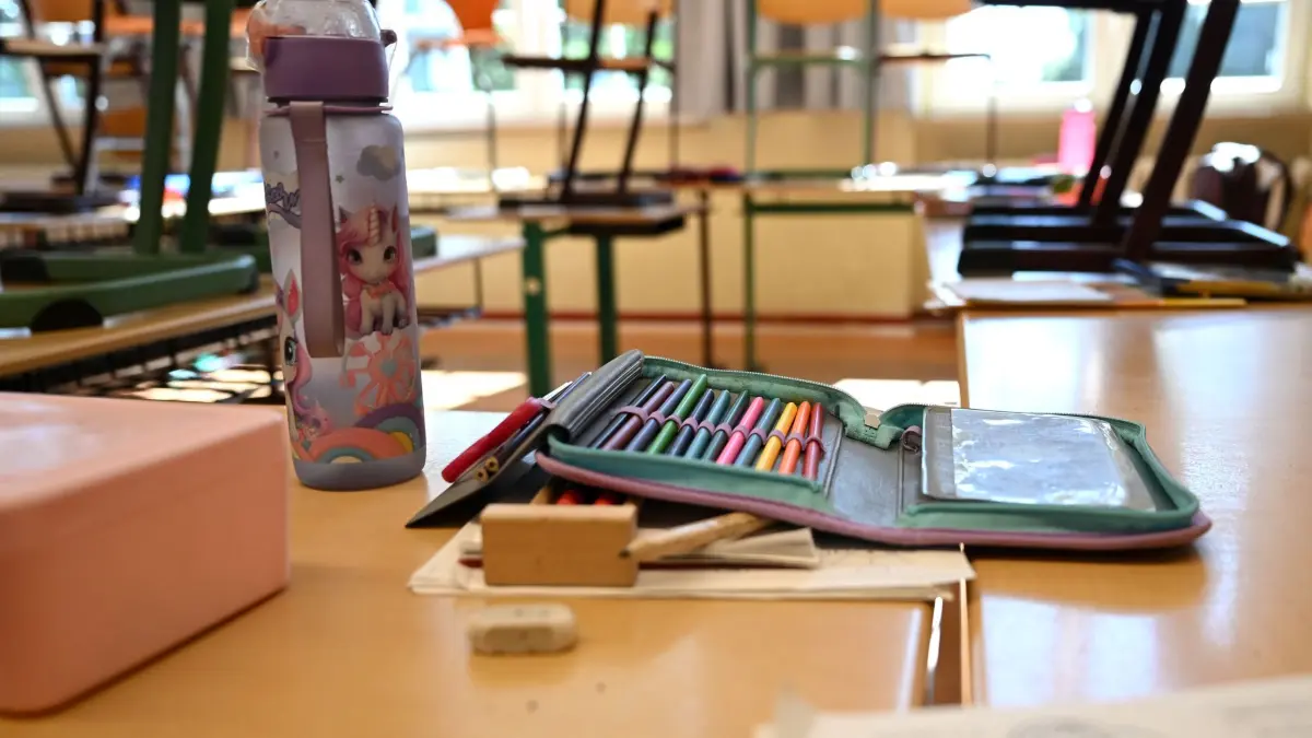Schulmaterial: ARCHIV - 13.08.2026, Hamburg: Ein Mäppchen mit bunten Stiften, Arbeitsmaterialien, eine Flasche und eine Brotdose liegen auf einem Tisch in einer Grundschule. (zu dpa: «Meloni will Ausländeranteil in Schulklassen begrenzen») Foto: Lilli Förter/dpa +++ dpa-Bildfunk +++