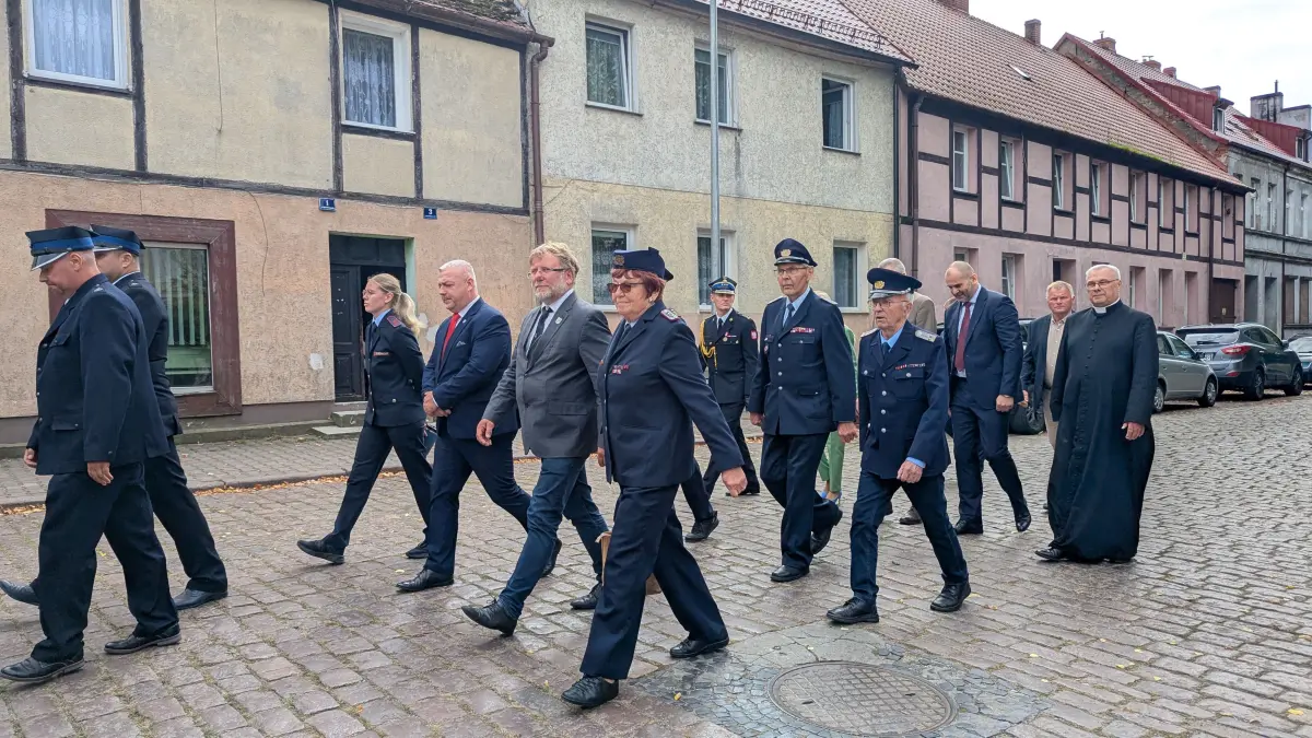 Gäste aus Wriezen als Teil des Festumzuges: Bei der Feier zu 80 Jahren Feuerwehr Mieszkowice waren die älteste Feuerwehr der Mark Brandenburg sowie Bürgermeister Karsten Ilm (CDU) vor Ort.