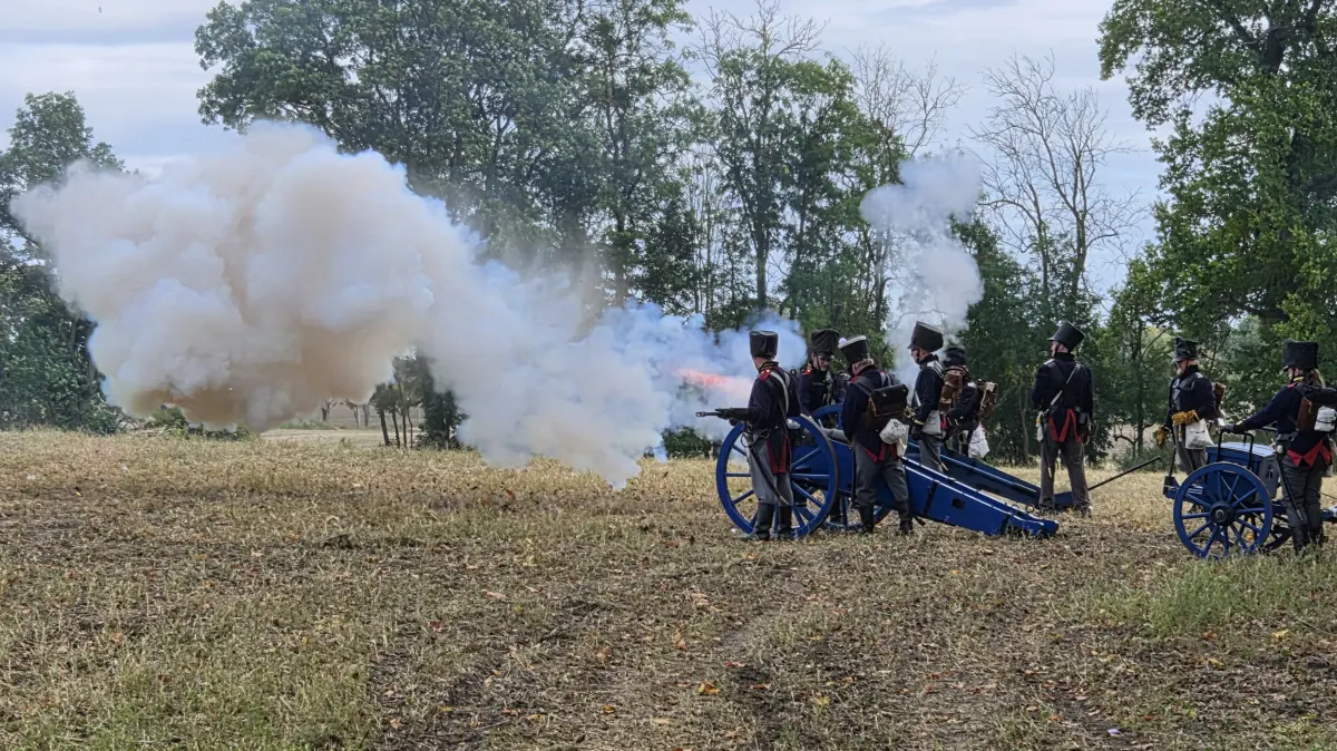 Mündungsfeuer aus der Kanone bei der Schlacht von Landin am 19.9.2026 bei Schwedt. 120 Statisten stellen das historische Scharmützel aus der Zeit der Befreiungskriege nach.