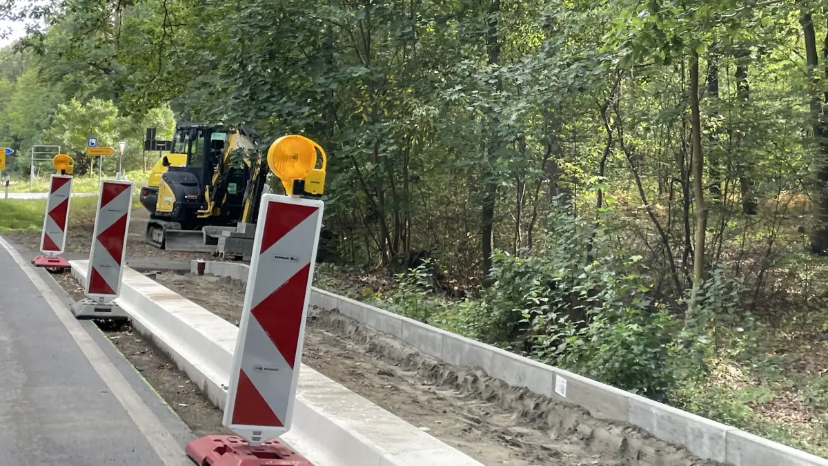 Die Bushaltestellen am Abzweig Werbellin werden derzeit massiv baulich befestigt.
