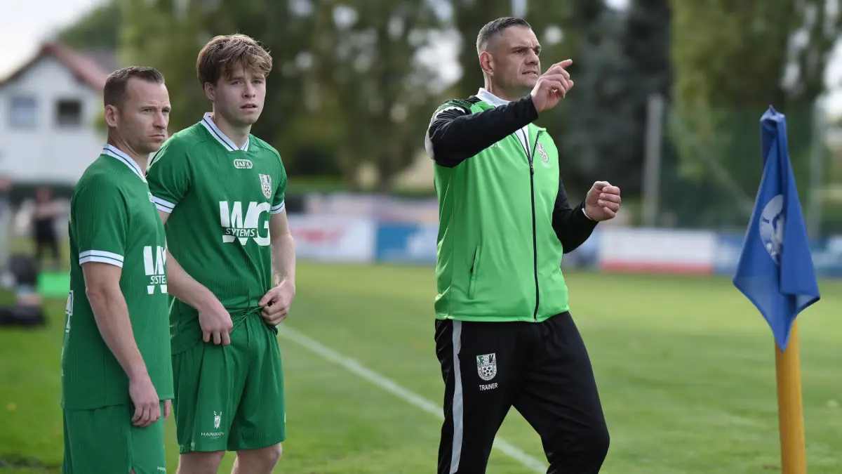 Fussball : Schöneiche, Fussball Brandenburgliga, Germania Schöneiche - Union Fürstenwalde, Co. Trainer Sebastian Drömert bringt Ingo Wunderlich l. nach seinem Rücktritt vom Rücktritt und Luis Goldschmidt
FOTO BENK 19.09.2026