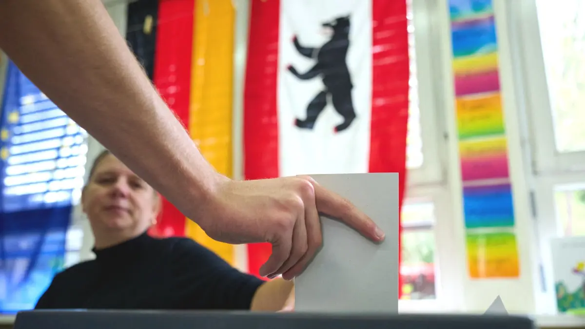 Abgeordnetenhaus-Wahl in Berlin - Wahllokal: 20.09.2026, Berlin: Eine Person wirft einen Stimmzettel im Wahllokal in einer Grundschule im Ortsteil Kladow ein. Am Sonntag (20.09.2026) findet in Berlin die Wahl zum Abgeordnetenhaus statt. Foto: Katharina Kausche/dpa +++ dpa-Bildfunk +++