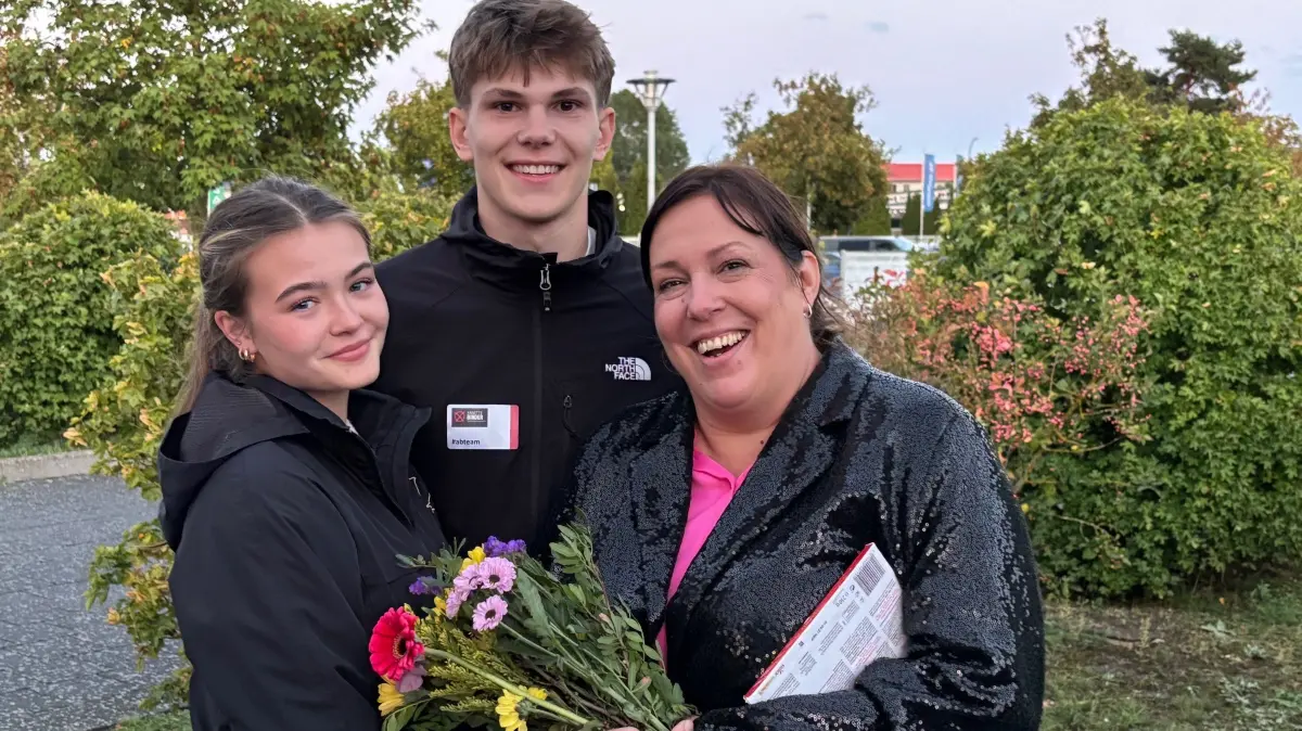 Annette Binder (li.), hier mit Sohn Pit und seiner Freundin Charlotte Bartel, hat die Bürgermeisterwiederholungswahl in Strausberg klar gewonnen, aber die absolute Mehrheit knapp verpasst. Deshalb muss sie in drei Wochen in die Stichwahl gegen Robert Krause.