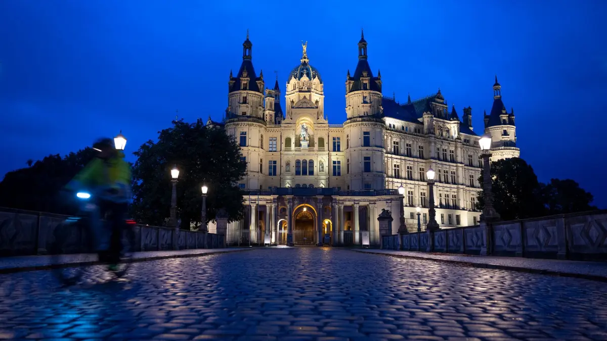 Landtagswahl in Mecklenburg-Vorpommern: Das Schweriner Schloss zur blauen Stunde am Morgen. In Mecklenburg-Vorpommern wird ein neuer Landtag gewählt. (zu dpa: «AfD im Nordosten knapp vor SPD - CDU im Landtag?»)