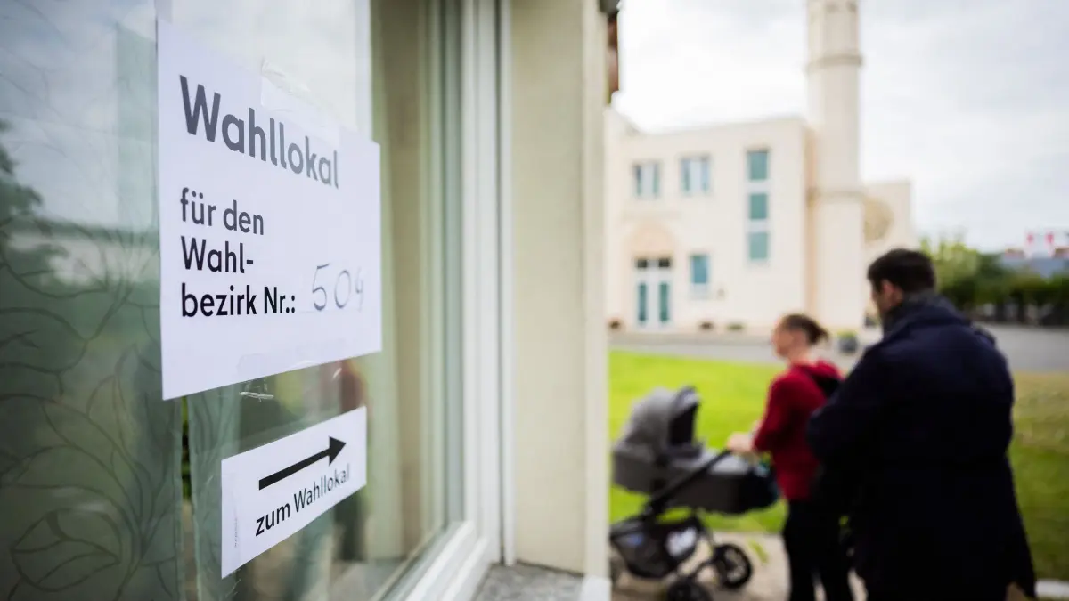 Abgeordnetenhaus-Wahl Berlin - Wahllokal: Menschen gehen im Wahllokal auf dem Gelände der Khadija Moschee in Berlin-Pankow wählen. Am Sonntag (20.09.2026) findet in Berlin die Wahl zum Abgeordnetenhaus statt. (zu dpa: «Wahlen in Berlin und MV: Hohe Beteiligung zeichnet sich ab»)