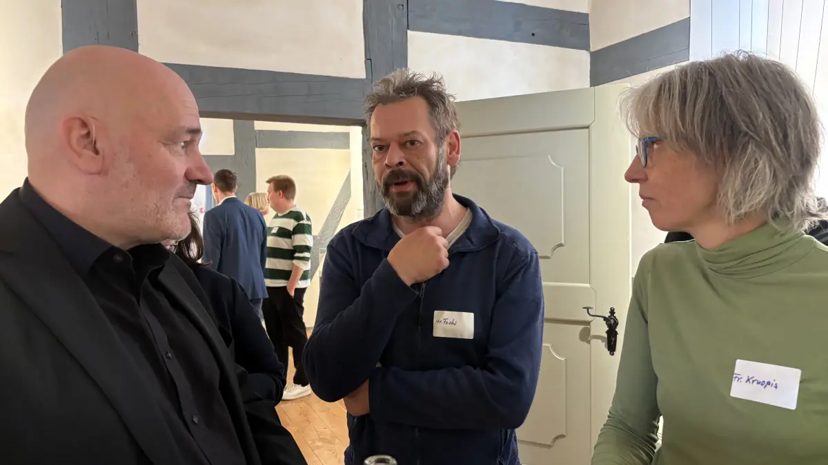 Intensive Gespräche im Museum: Infrastrukturminister Robert Crumbach startet in Eberswalde die Reihe „Stadtgespräche“. Hier l. mit Gegnern der Ortsumfahrung B167n.
