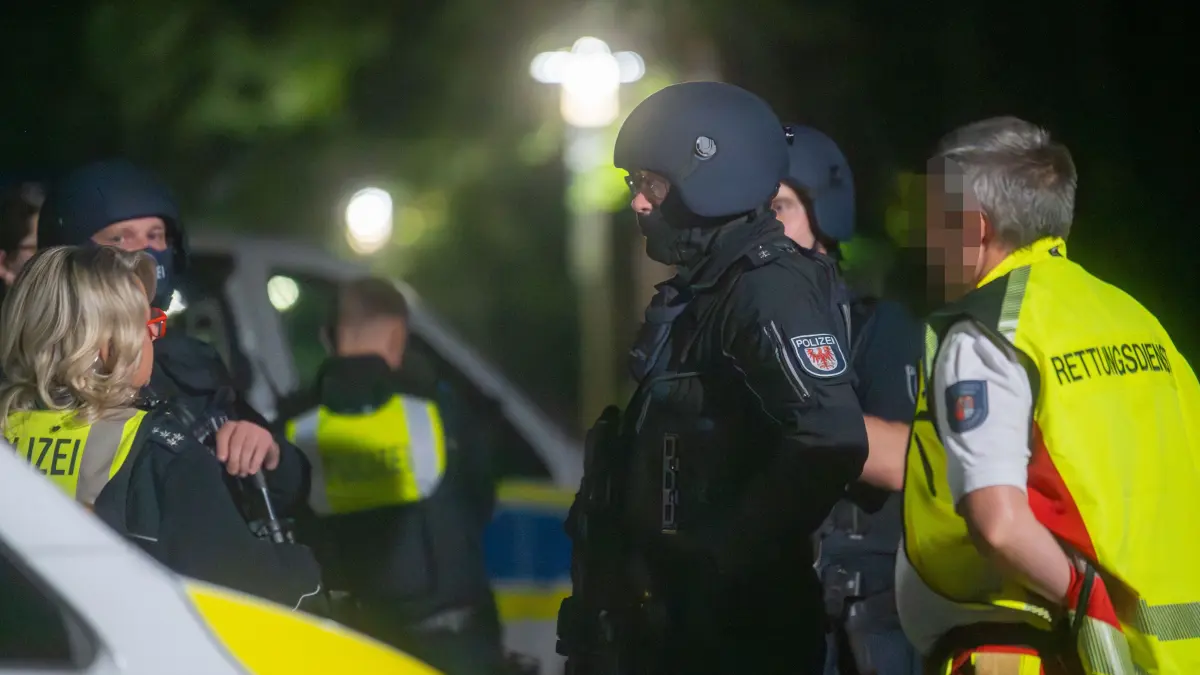 In der Bernauer Waldsiedlung rückten Polizisten mit Schutzhelm und Maschinenpistole an.