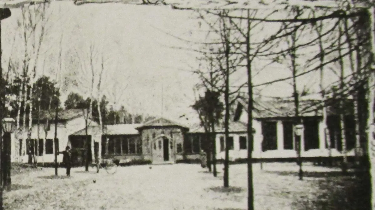 Ein historisches Foto des Fürstenwalder Schützenhauses, das sich in den 1920er-Jahren an der Müncheberger Chaussee, der heutigen Ernst-Thälmann-Straße, befand. In jener Zeit fanden darin neben Festen auch Ausstellungen statt.